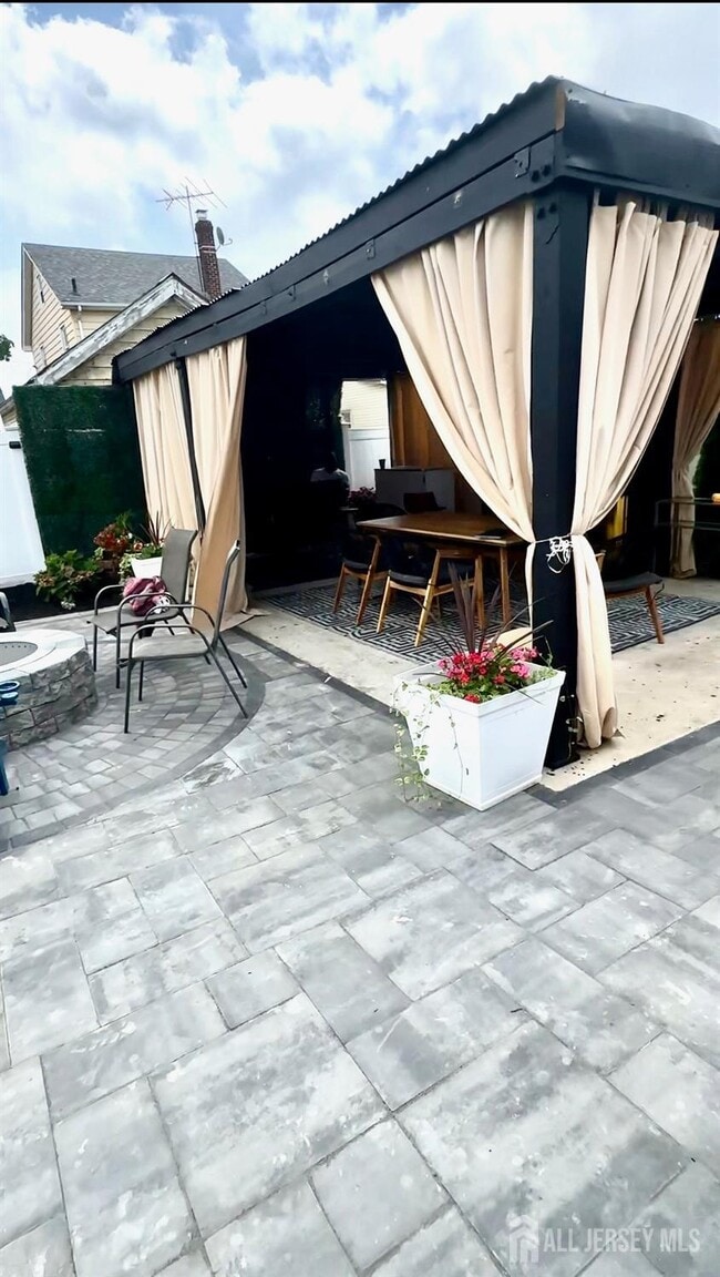 Building Photo - 985 Arnet Ave