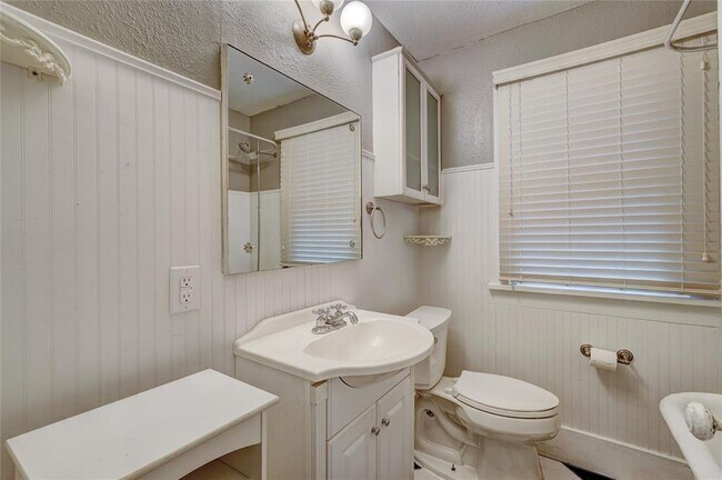 Building Photo - 3711 N Military Ave