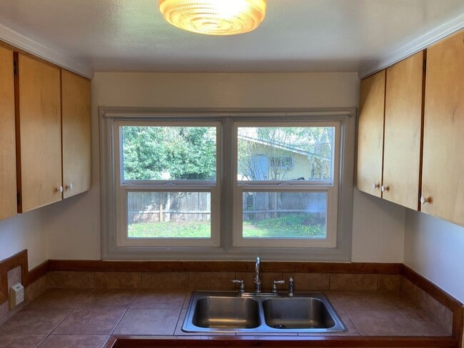 Building Photo - 3 Bedroom House in Whiteaker