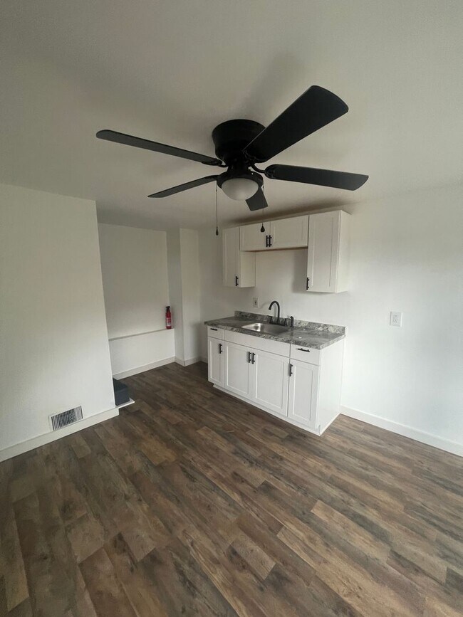 Building Photo - 403-405-405 E Main St