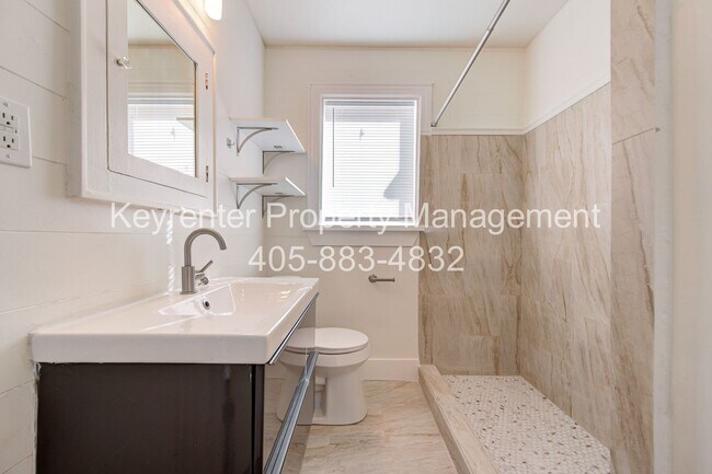 Building Photo - N Gatewood Ave Duplex