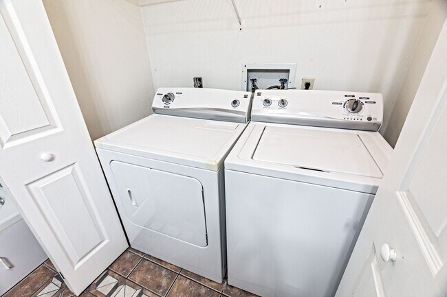 Building Photo - 35 Foxtail Ct