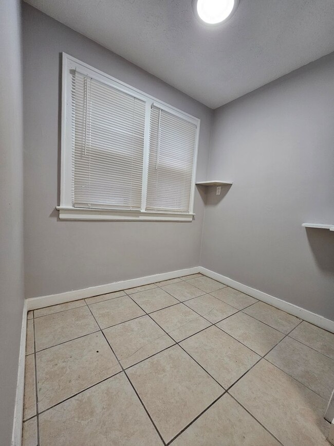 Building Photo - 3 Bed - 1 Full Bath Colonial available for...