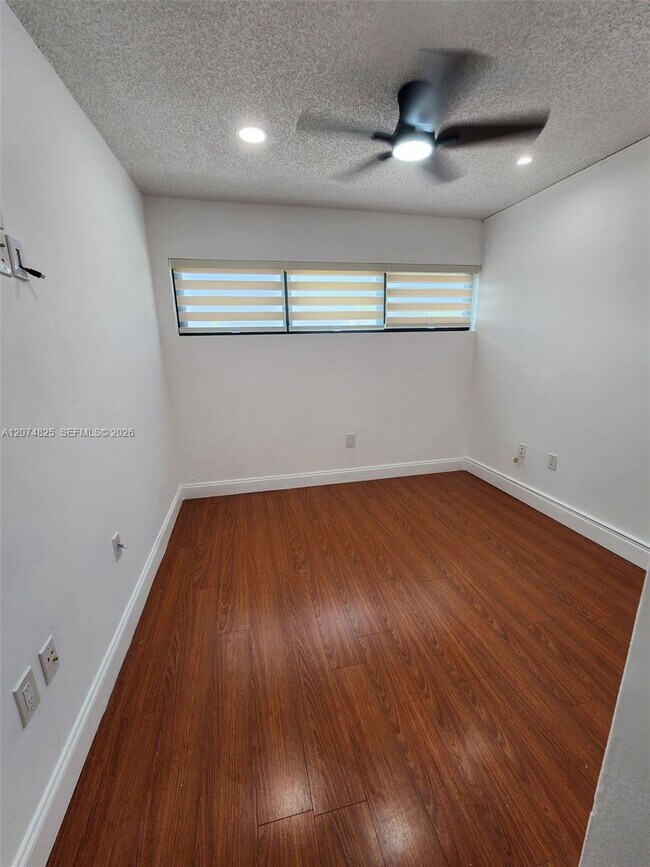 Building Photo - 6518 Kendale Lakes Dr