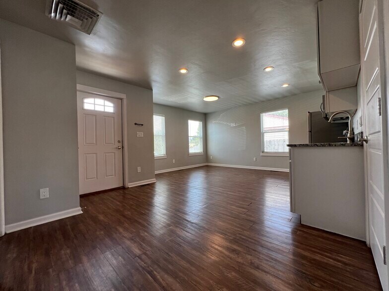 Building Photo - 2106 Mesa Ave