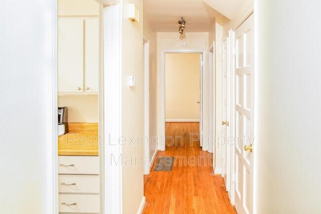 Building Photo - 657 Montclair Dr