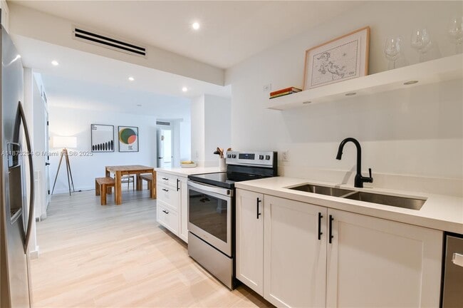 Building Photo - 1420 Brickell Bay Dr