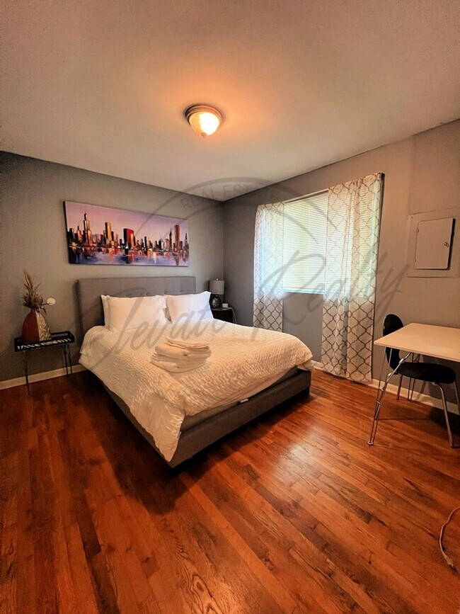 Building Photo - Furnished, Ranch Style Two Bedroom in the heart of Edgehill on Special!