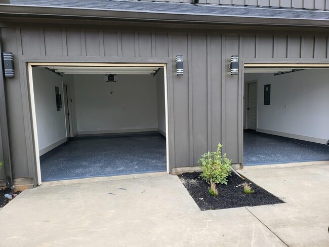 Building Photo - 4618 Davenport St