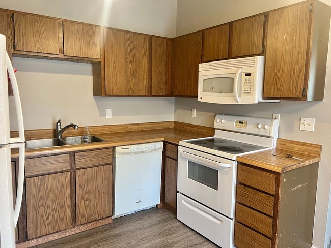 Building Photo - 4 Bedroom Twinhome in West Fargo!!