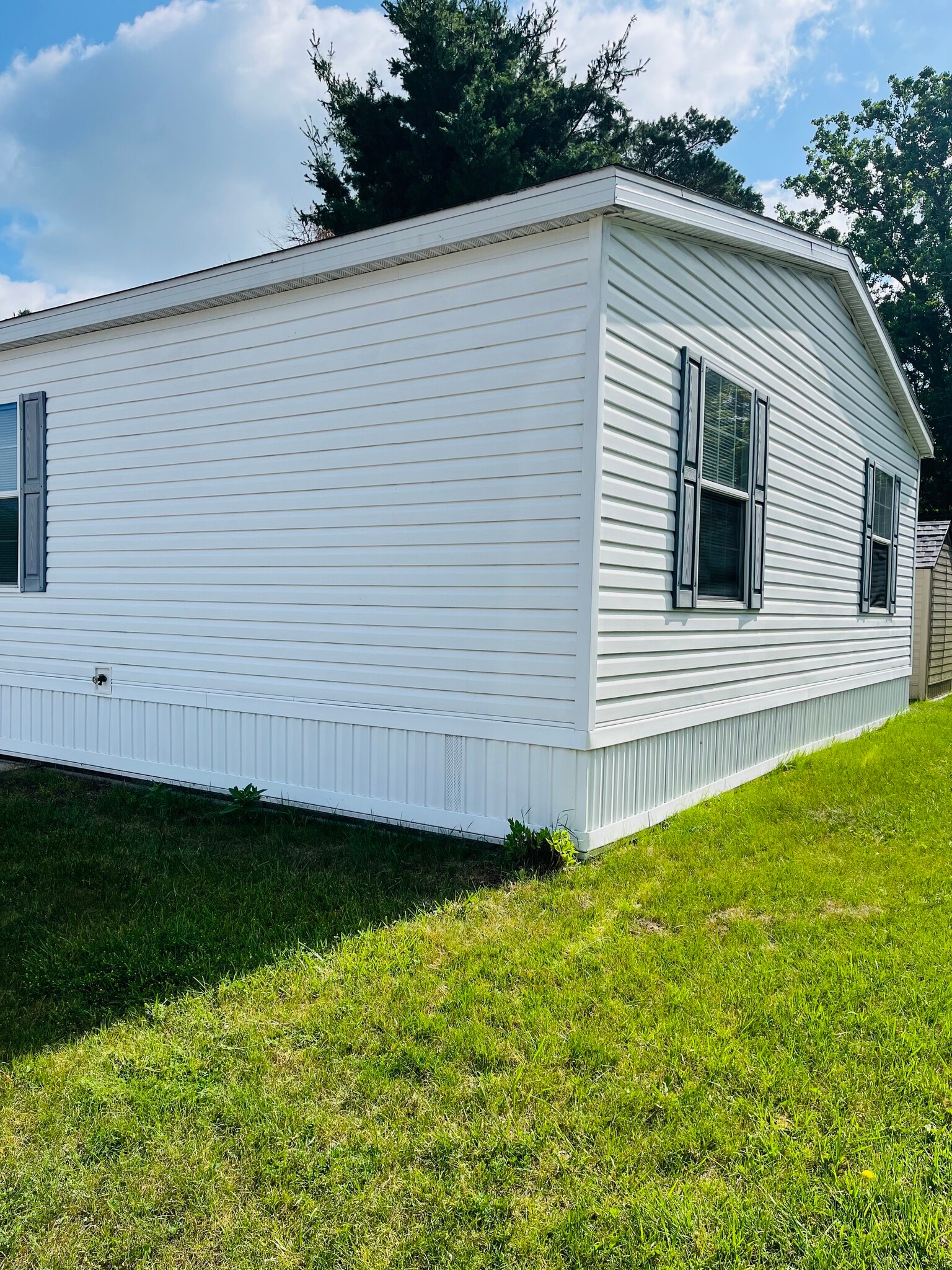 Building Photo - 15621 Pine Ridge Dr