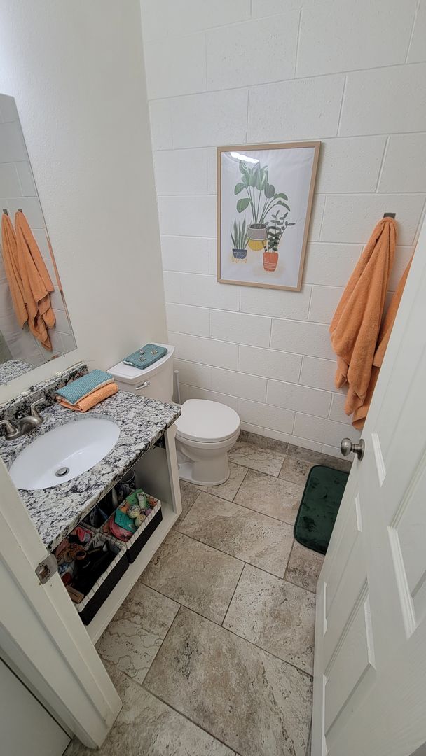 Building Photo - Studio Apartment - Available August 10th