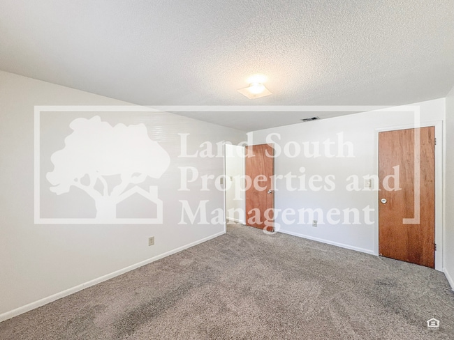 Building Photo - 324 Ariana St