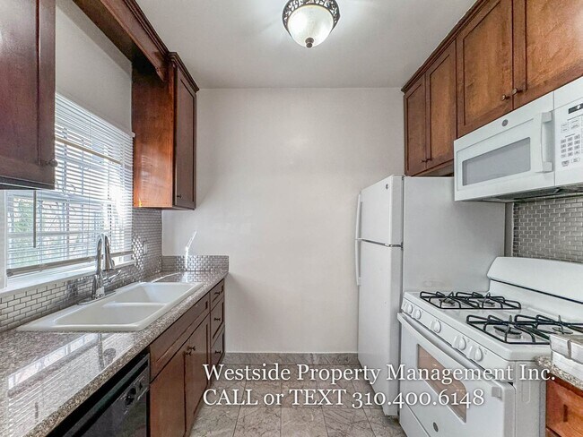 Building Photo - 1435 N Las Palmas Ave