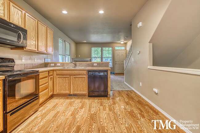 Building Photo - Gorgeous 4-bedroom Townhome with garage and washer / dryer in unit.