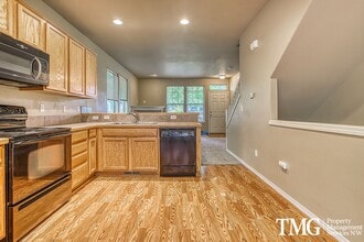 Building Photo - Wonderful 2 Bedroom, 2.5 Bathroom Townhome in Hillsboro!