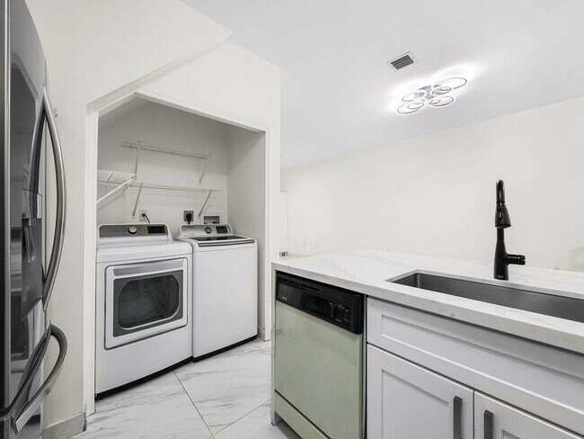 Building Photo - 7923 N Southwood Cir