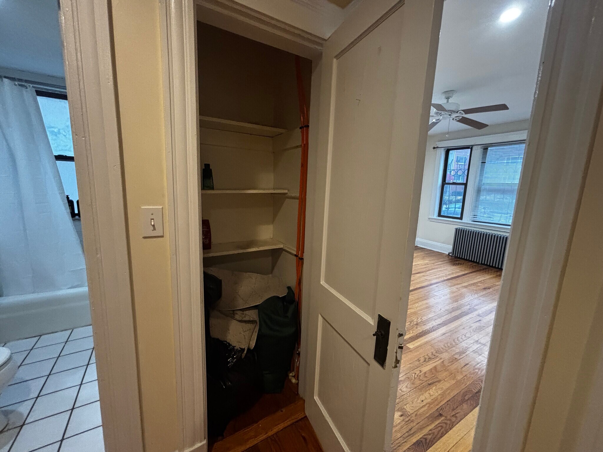 Building Photo - 208 Kelton St