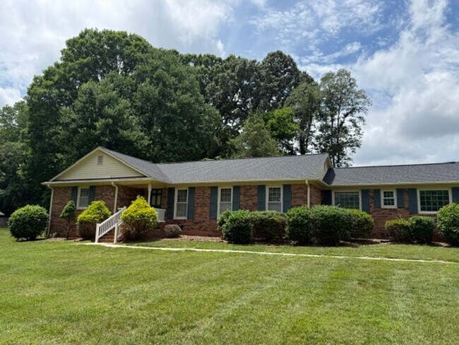 Building Photo - Three bedroom, 2 bath house in Mebane