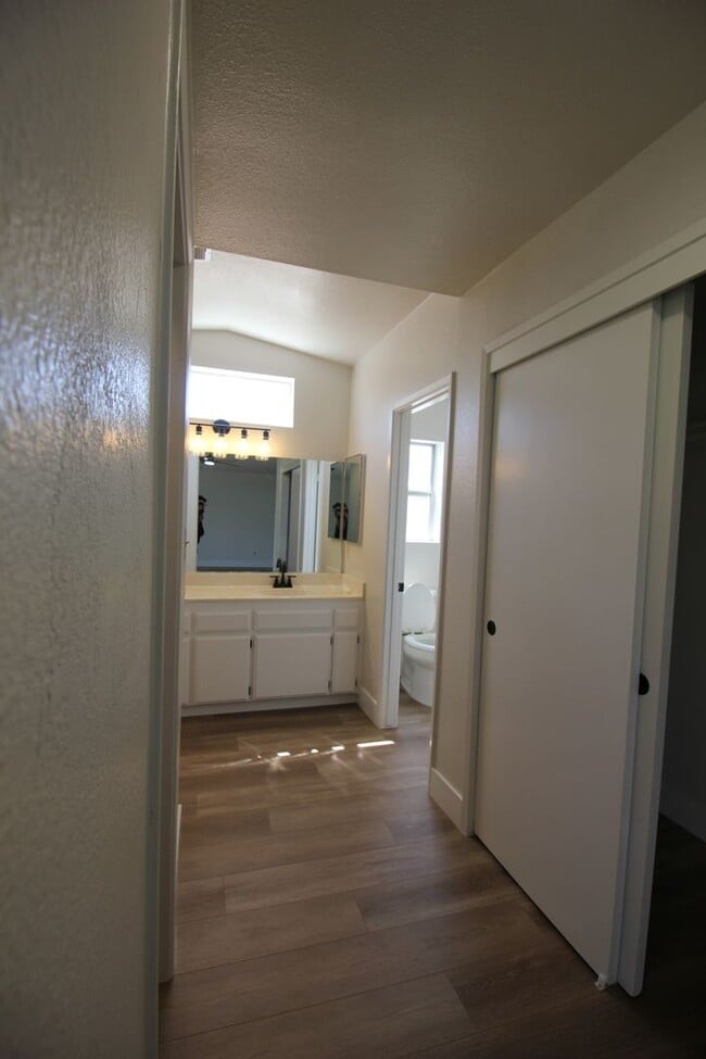 Building Photo - 9405 Salinger St