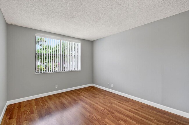 Building Photo - TWO BEDROOM TWO BATHROOM!! WATERFRONT COMMUNITY!!