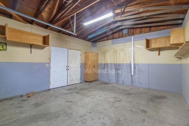Building Photo - 325 E Mariposa Ave
