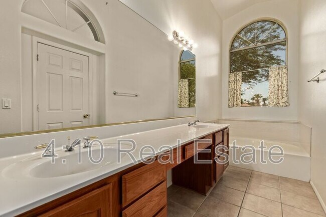 Building Photo - 1678 S Ash Dr