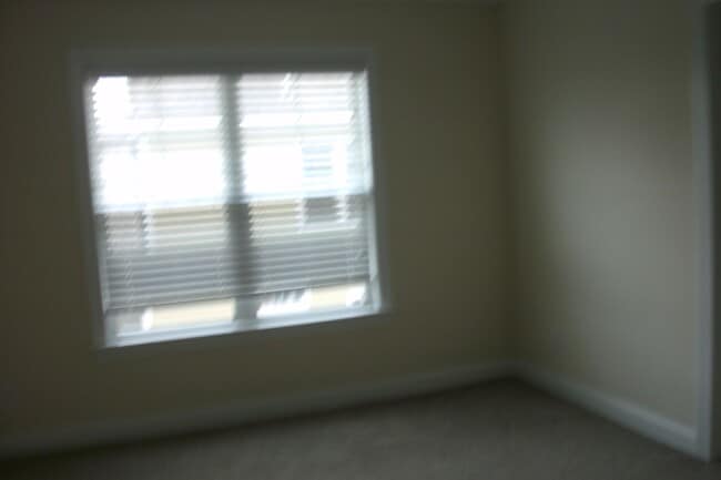 Building Photo - Freshly Painted Large Townhome