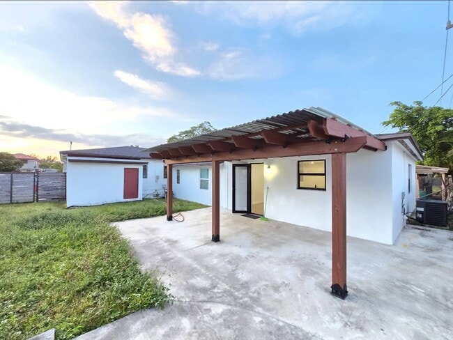 Building Photo - 1815 SW 67th Ct