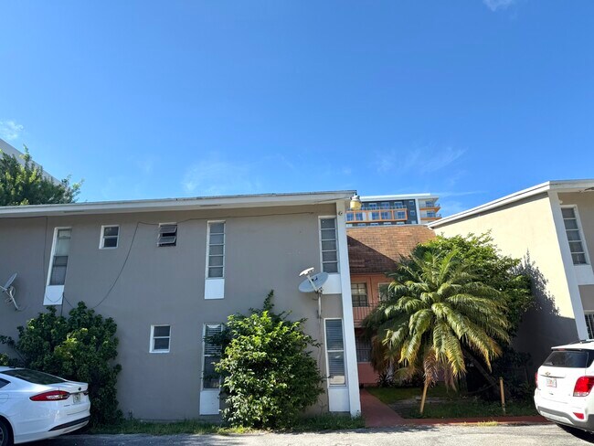 Building Photo - 1525 NW 19th Ter