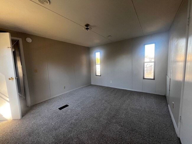 Building Photo - Cute 2 bedroom 2 bath mobile home that is located close to the Camp Lejeune Main Gate, beaches, s...