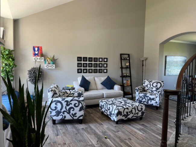 Building Photo - 541 Rita Pl