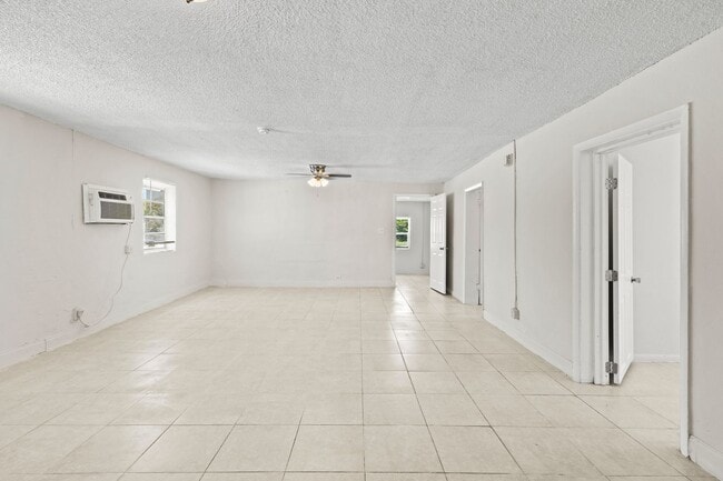 Building Photo - 1125 W 28th St