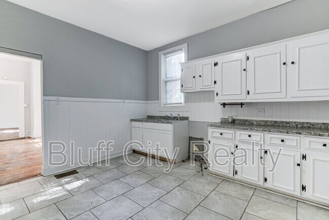 Building Photo - 1639 Southern Ave