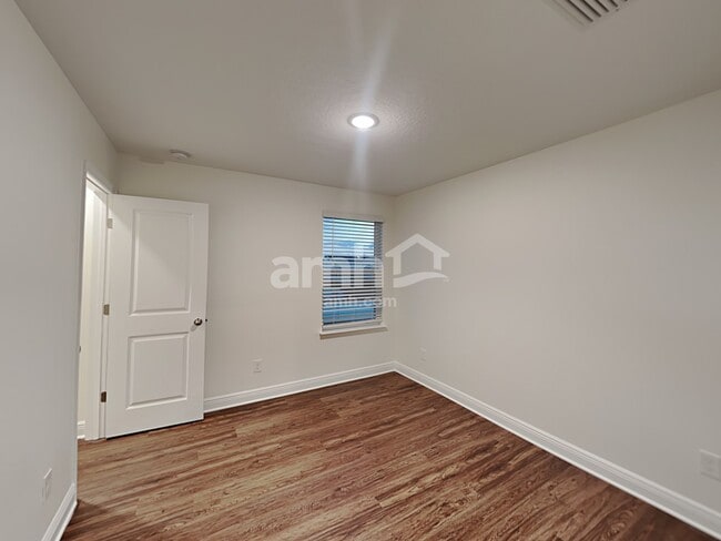 Building Photo - 1028 Sky Lks Dr