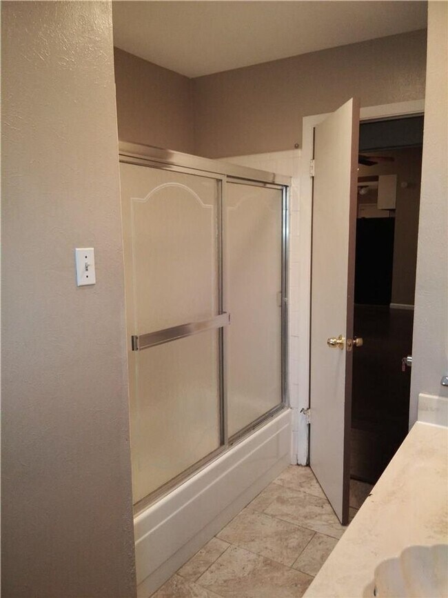 Building Photo - Cozy 3 Bed / 2 Bath Single-Family Home for...