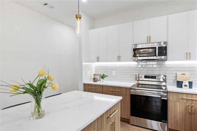 Building Photo - 582 Hope St SW