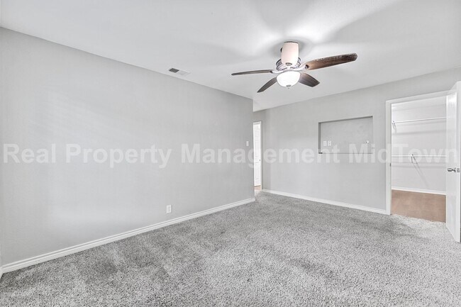 Building Photo - Charming Home in Established Community