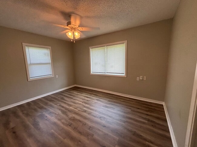 Building Photo - Lovely 3 Bedroom 1 Bathroom home with a Fe...