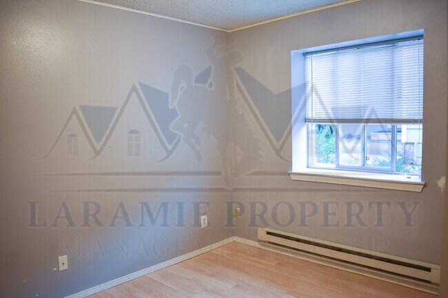 Building Photo - 3 Bedroom 2 Bathroom Apartment