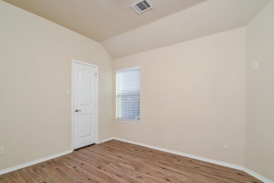 Building Photo - 217 Red Hawk Pl