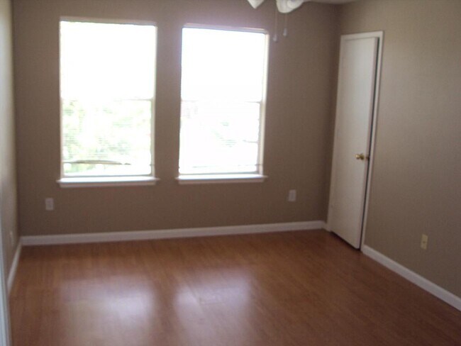 Building Photo - 7411 Village Lake Dr