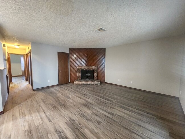 Building Photo - 4104 N Market Ave