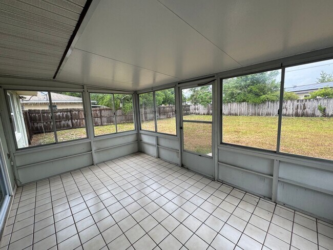 Building Photo - Lovely 3 Bedroom, 2 Bathroom Home in the Heart of Deltona!!