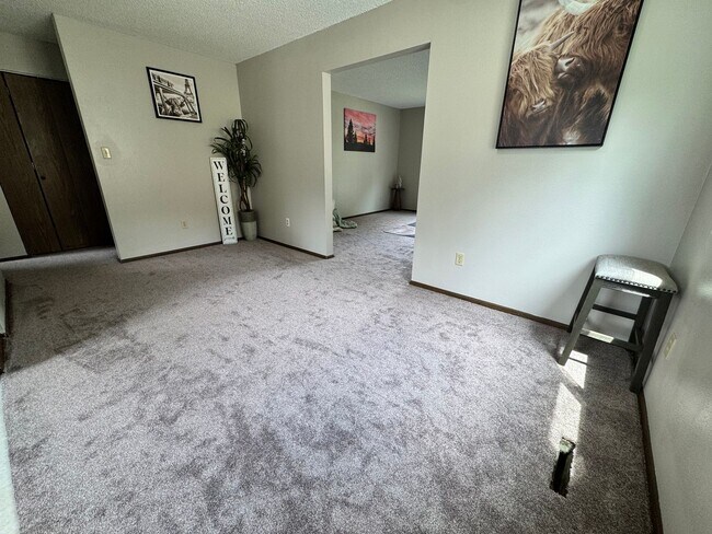 Building Photo - 3 bed, 1.5 bath duplex for rent in Cedar Falls