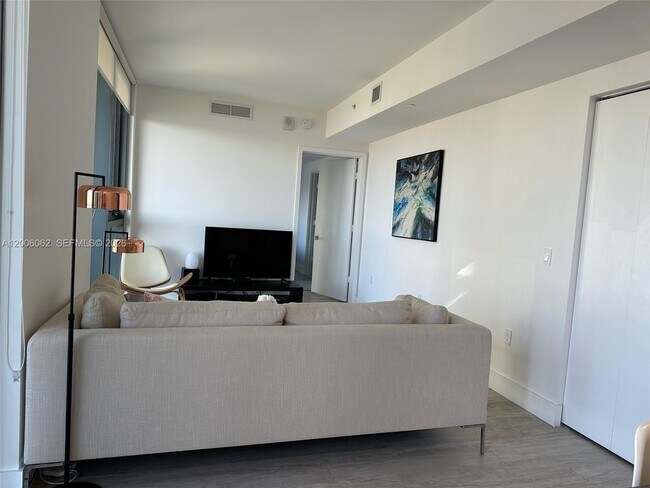 Building Photo - 121 NE 34th St