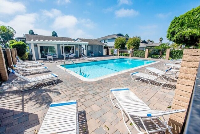 Building Photo - Huntington Beach Townhouse