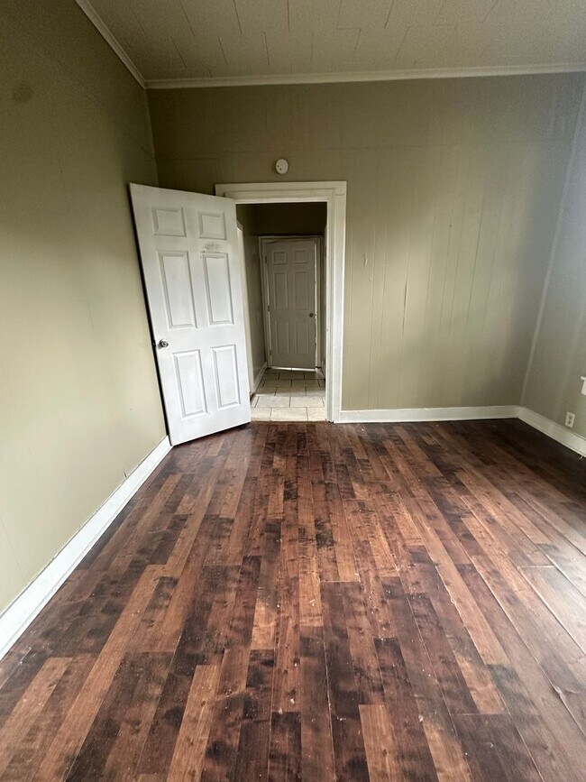 Building Photo - 3 bedroom, 1 bathroom Home NOW AVAILABLE!