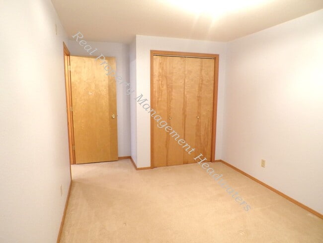 Building Photo - 5 Bedroom 2-1/2 Bath House for Rent
