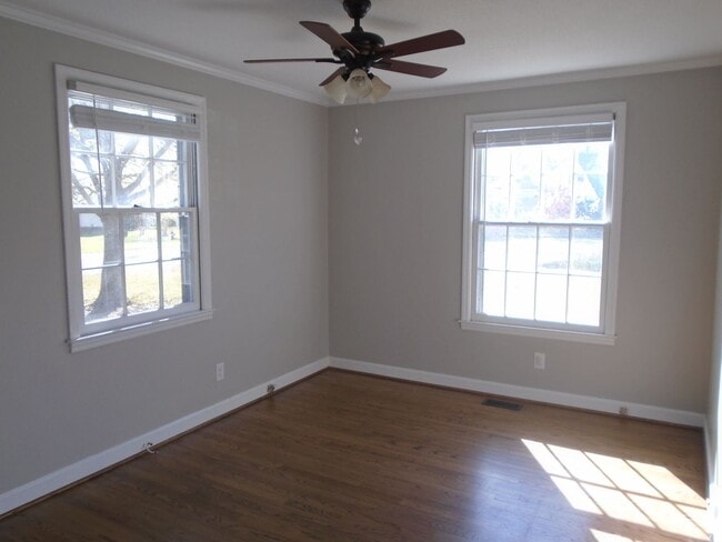 Building Photo - Charming 3 bedroom 2 bath home that is centrally located! Just minutes to area bases, shopping an...